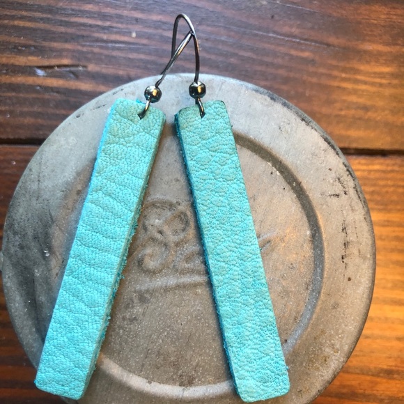 handmade Jewelry - Island Turquoise Leather Bar earrings. Vacation🏖
